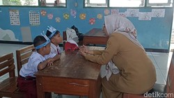 Video: Kesulitan Cari Murid, SDN di Tulungagung Cuma Dapat 2 Siswa Baru