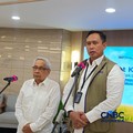 Direktur Utama Perum Bulog Ahmad Rizal Ramdhani bersama Ketua Umum Perpadi Sutarto Alimoeso saat konferensi pers di kantor pusat Bulog, Jakarta, Senin (13/7/2026). (CNBC Indonesia/Martyasari Rizky)