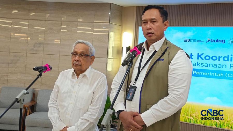 Direktur Utama Perum Bulog Ahmad Rizal Ramdhani bersama Ketua Umum Perpadi Sutarto Alimoeso saat konferensi pers di kantor pusat Bulog, Jakarta, Senin (13/7/2026). (CNBC Indonesia/Martyasari Rizky)