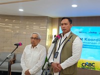 Direktur Utama Perum Bulog Ahmad Rizal Ramdhani bersama Ketua Umum Perpadi Sutarto Alimoeso saat konferensi pers di kantor pusat Bulog, Jakarta, Senin (13/7/2026). (CNBC Indonesia/Martyasari Rizky)