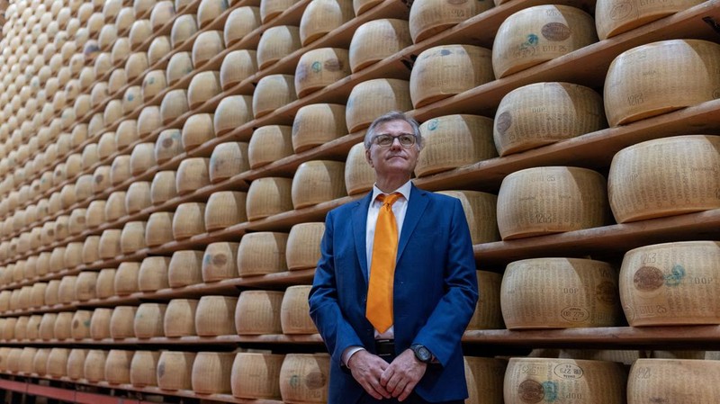 Giancarlo Ravanetti, Direktur Jenderal Magazzini Generali delle Tagliate (MGT), berpose untuk foto di antara roda-roda keju Parmigiano Reggiano yang disimpan sebagai jaminan setelah mengatakan penggunaan energi di gudang meningkat sekitar 30% pada puncak gelombang panas, di Montecavolo di Quattro Castella, Italia, 6 Juli 2026.