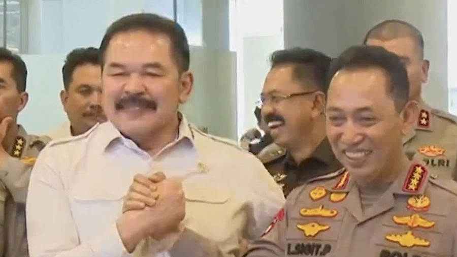 Jaksa Agung RI, ST Burhanuddin dan Kapolri Jenderal Listyo Sigit Prabowo saat menyampaikan keterangan kepada media di Kejaksaan agung, Jakarta. (CNBC Indonesia TV)