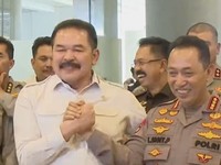 Jaksa Agung RI, ST Burhanuddin dan Kapolri Jenderal Listyo Sigit Prabowo saat menyampaikan keterangan kepada media di Kejaksaan agung, Jakarta. (CNBC Indonesia TV)