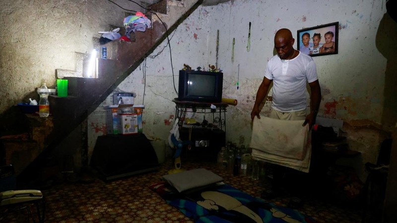 Leosdan Sanchez, 54 tahun, seorang ayah dari tiga anak, menyiapkan tempat tidur di lantai rumahnya saat jaringan listrik nasional Kuba runtuh, menandai pemadaman total kedua dalam seminggu di tengah krisis energi parah yang telah menjadikan pemadaman listrik sebagai kenyataan sehari-hari, di Havana, Kuba, 10 Juli 2026.
