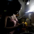 Maria Teresa Marti, 32 tahun, mengupas mangga untuk anak-anaknya saat jaringan listrik nasional Kuba runtuh, menandai pemadaman total kedua dalam seminggu di tengah krisis energi parah yang telah menjadikan pemadaman listrik sebagai kenyataan sehari-