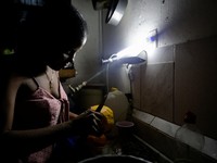 Maria Teresa Marti, 32 tahun, mengupas mangga untuk anak-anaknya saat jaringan listrik nasional Kuba runtuh, menandai pemadaman total kedua dalam seminggu di tengah krisis energi parah yang telah menjadikan pemadaman listrik sebagai kenyataan sehari-