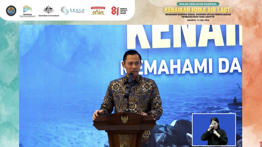 Menteri Koordinator Bidang Infrastruktur dan Pembangunan Kewilayahan, Agus Harimurti Yudhoyono (AHY) dalam acara Dialog Kebijakan Nasional Kenaikan Muka Air Laut di Jakarta, Senin (13/7/2026). (Tangkapan layar youtube Bappenas RI)