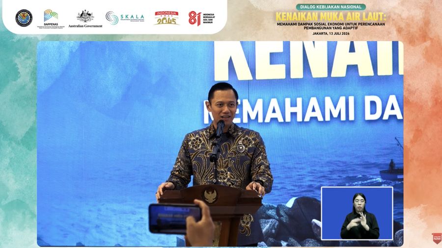Menteri Koordinator Bidang Infrastruktur dan Pembangunan Kewilayahan, Agus Harimurti Yudhoyono (AHY) dalam acara Dialog Kebijakan Nasional Kenaikan Muka Air Laut di Jakarta, Senin (13/7/2026). (Tangkapan layar youtube Bappenas RI)