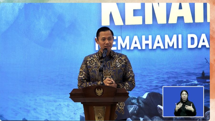 Menteri Koordinator Bidang Infrastruktur dan Pembangunan Kewilayahan, Agus Harimurti Yudhoyono (AHY) dalam acara Dialog Kebijakan Nasional Kenaikan Muka Air Laut di Jakarta, Senin (13/7/2026). (Tangkapan layar youtube Bappenas RI)