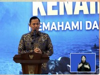 Menteri Koordinator Bidang Infrastruktur dan Pembangunan Kewilayahan, Agus Harimurti Yudhoyono (AHY) dalam acara Dialog Kebijakan Nasional Kenaikan Muka Air Laut di Jakarta, Senin (13/7/2026). (Tangkapan layar youtube Bappenas RI)
