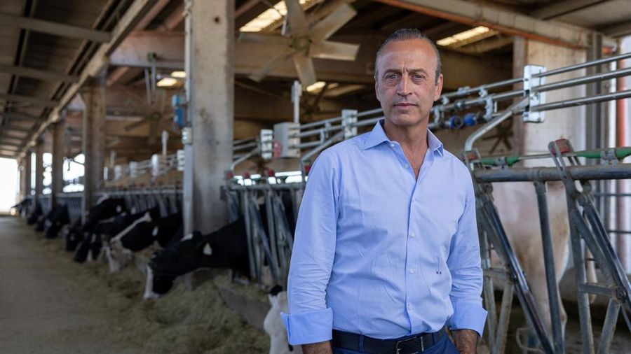 Nicola Bertinelli, Presiden Konsorsium Parmigiano Reggiano, berpose untuk foto di kandang sapi perah keluarganya, saat cuaca panas ekstrem melanda produksi susu, di Medesano, Italia, 7 Juli 2026.