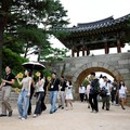 Para peserta berjalan di sekitar halaman kuil Naksansa selama program perjodohan kuil Buddha untuk pria dan wanita lajang di Yangyang, Korea Selatan, 11 Juli 2026. (REUTERS/Kim Soo-hyeon)