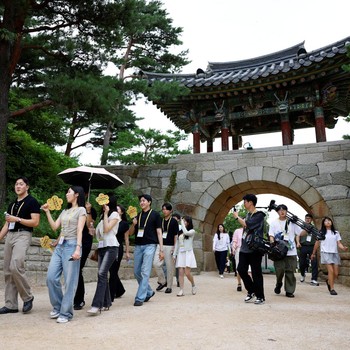 Para peserta berjalan di sekitar halaman kuil Naksansa selama program perjodohan kuil Buddha untuk pria dan wanita lajang di Yangyang, Korea Selatan, 11 Juli 2026. (REUTERS/Kim Soo-hyeon)