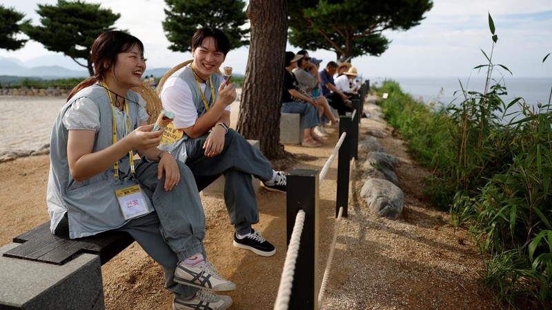 Para peserta menikmati es krim dan berbincang-bincang selama istirahat dalam program perjodohan kuil Buddha di Kuil Naksansa di Yangyang, Korea Selatan, 11 Juli 2026.