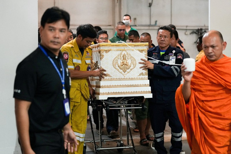 Seorang anggota keluarga bereaksi saat menerima jenazah korban di kamar mayat Rumah Sakit Polisi, setelah kebakaran mematikan di sebuah pub di Bangkok, Thailand, 13 Juli 2026. (REUTERS/Arnun Chonmahatrakool)