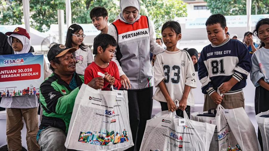 Pertamina membagikan paket seragam sekolah hingga sembako