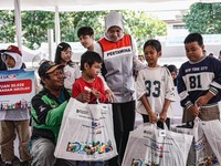 Pertamina membagikan paket seragam sekolah hingga sembako