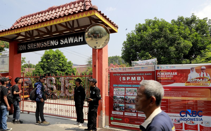 Petugas kepolisian bersenjata berjaga di dalam SDN Srengseng Sawah 15, Jakarta, Senin, (13/7/2026).  Sebuah teror ancaman bom terjadi di hari pertama masa pengenalan lingkungan sekolah (MPLS). (CNBC Indonesia/Muhammad Sabki)