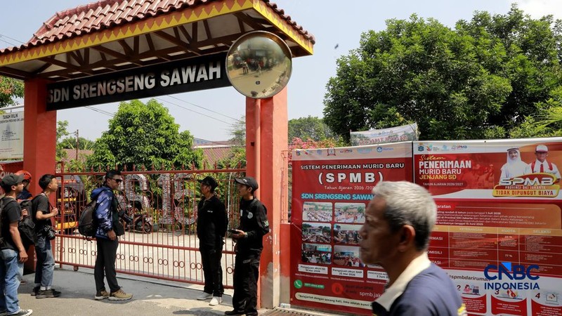 Petugas kepolisian bersenjata berjaga di dalam SDN Srengseng Sawah 15, Jakarta, Senin, (13/7/2026).  Sebuah teror ancaman bom terjadi di hari pertama masa pengenalan lingkungan sekolah (MPLS). (CNBC Indonesia/Muhammad Sabki)
