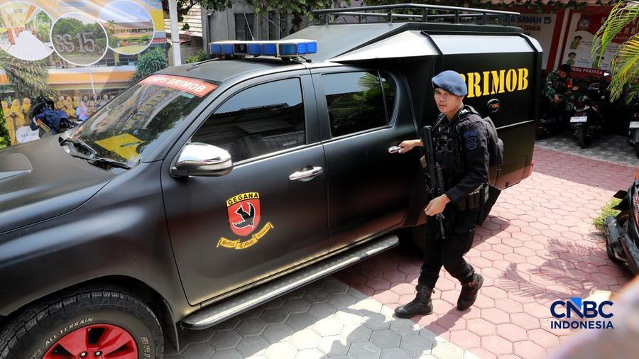 Petugas kepolisian bersenjata berjaga di dalam SDN Srengseng Sawah 15, Jakarta, Senin, (13/7/2026).  Sebuah teror ancaman bom terjadi di hari pertama masa pengenalan lingkungan sekolah (MPLS). (CNBC Indonesia/Muhammad Sabki)