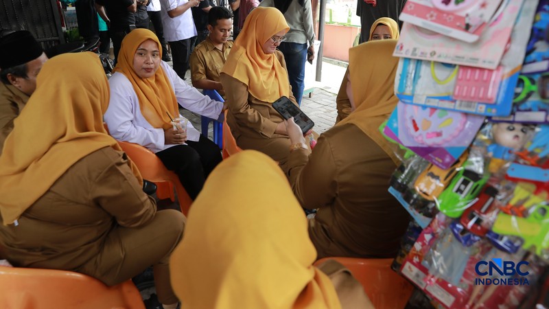 Petugas kepolisian bersenjata berjaga di dalam SDN Srengseng Sawah 15, Jakarta, Senin, (13/7/2026).  Sebuah teror ancaman bom terjadi di hari pertama masa pengenalan lingkungan sekolah (MPLS). (CNBC Indonesia/Muhammad Sabki)