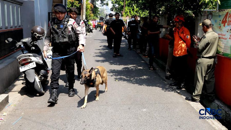 Petugas kepolisian bersenjata berjaga di dalam SDN Srengseng Sawah 15, Jakarta, Senin, (13/7/2026). Sebuah teror ancaman bom terjadi di hari pertama masa pengenalan lingkungan sekolah (MPLS). (CNBC Indonesia/Muhammad Sabki)