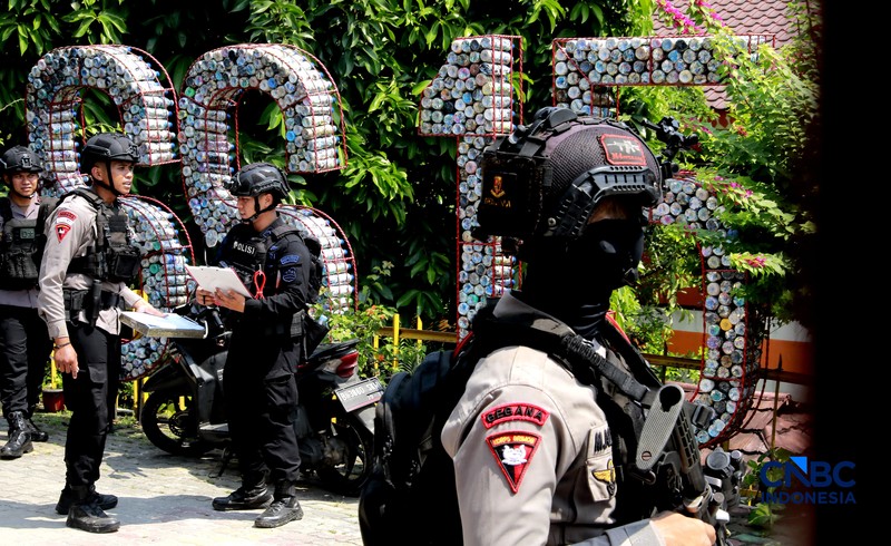 Petugas kepolisian bersenjata berjaga di dalam SDN Srengseng Sawah 15, Jakarta, Senin, (13/7/2026).  Sebuah teror ancaman bom terjadi di hari pertama masa pengenalan lingkungan sekolah (MPLS). (CNBC Indonesia/Muhammad Sabki)