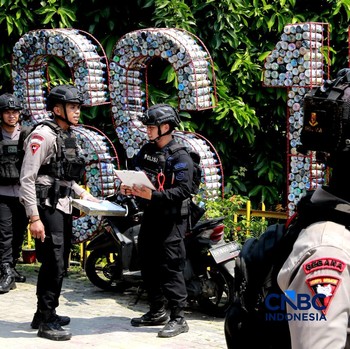 Petugas kepolisian bersenjata berjaga di dalam SDN Srengseng Sawah 15, Jakarta, Senin  (13/7/2026).  Sebuah teror ancaman bom terjadi di hari pertama masa pengenalan lingkungan sekolah (MPLS). (CNBC Indonesia/Muhammad Sabki)