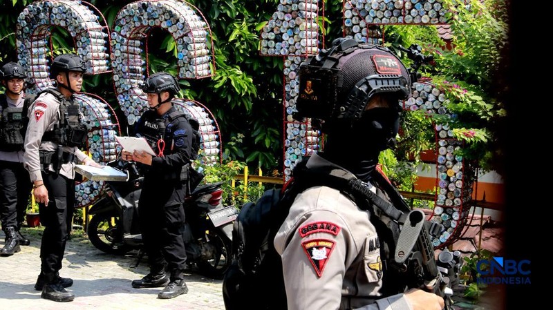 Petugas kepolisian bersenjata berjaga di dalam SDN Srengseng Sawah 15, Jakarta, Senin, (13/7/2026). Sebuah teror ancaman bom terjadi di hari pertama masa pengenalan lingkungan sekolah (MPLS). (CNBC Indonesia/Muhammad Sabki)