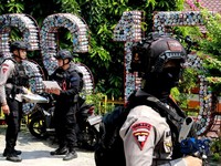Petugas kepolisian bersenjata berjaga di dalam SDN Srengseng Sawah 15, Jakarta, Senin  (13/7/2026).  Sebuah teror ancaman bom terjadi di hari pertama masa pengenalan lingkungan sekolah (MPLS). (CNBC Indonesia/Muhammad Sabki)