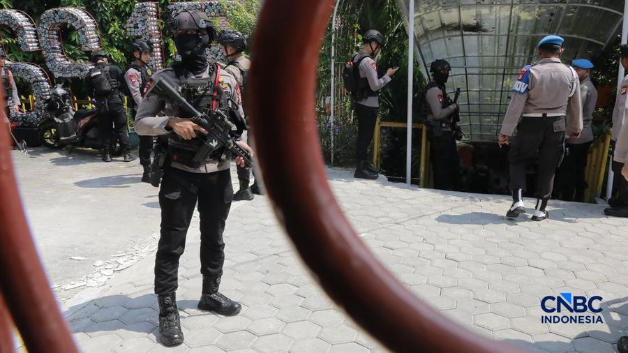 Petugas kepolisian bersenjata berjaga di dalam SDN Srengseng Sawah 15, Jakarta, Senin, (13/7/2026). Sebuah teror ancaman bom terjadi di hari pertama masa pengenalan lingkungan sekolah (MPLS). (CNBC Indonesia/Muhammad Sabki)