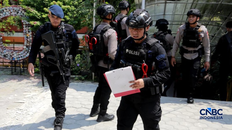 Petugas kepolisian bersenjata berjaga di dalam SDN Srengseng Sawah 15, Jakarta, Senin, (13/7/2026). Sebuah teror ancaman bom terjadi di hari pertama masa pengenalan lingkungan sekolah (MPLS). (CNBC Indonesia/Muhammad Sabki)