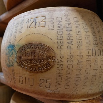 Pola bintik-bintik pada kulit keju yang memastikan keaslian keju Parmigiano Reggiano di ruang penyimpanan keju Credito Emiliano, bagian dari persediaan yang dimatangkan hingga 36 bulan, di Montecavolo di Quattro Castella, Italia, 6 Juli 2026. (REUTER