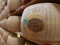 Pola bintik-bintik pada kulit keju yang memastikan keaslian keju Parmigiano Reggiano di ruang penyimpanan keju Credito Emiliano, bagian dari persediaan yang dimatangkan hingga 36 bulan, di Montecavolo di Quattro Castella, Italia, 6 Juli 2026. (REUTER