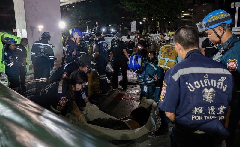Sebanyak 27 orang tewas dalam kebakaran besar di sebuah bar di Bangkok, Thailand, pada Minggu (12/7/2026) malam waktu setempat. Selain puluhan korban tewas, puluhan orang lainnya juga terluka. (via REUTERS/BANGKOK RESCUE WORKERS GROUP)