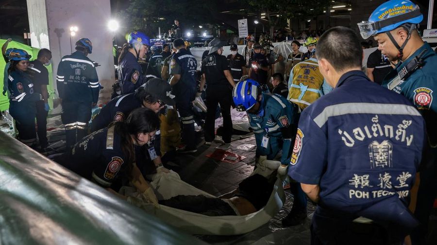 Sebanyak 27 orang tewas dalam kebakaran besar di sebuah bar di Bangkok, Thailand, pada Minggu (12/7/2026) malam waktu setempat. Selain puluhan korban tewas, puluhan orang lainnya juga terluka. (via REUTERS/BANGKOK RESCUE WORKERS GROUP)