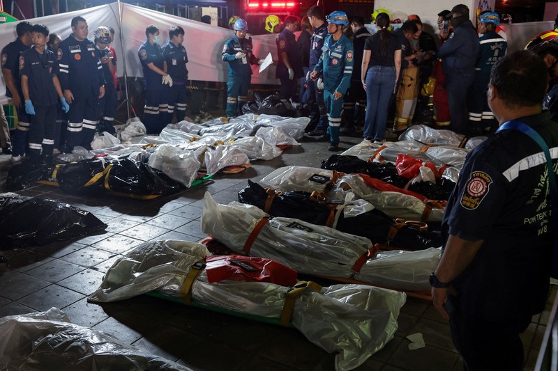 Sebanyak 27 orang tewas dalam kebakaran besar di sebuah bar di Bangkok, Thailand, pada Minggu (12/7/2026) malam waktu setempat. Selain puluhan korban tewas, puluhan orang lainnya juga terluka. (via REUTERS/BANGKOK RESCUE WORKERS GROUP)