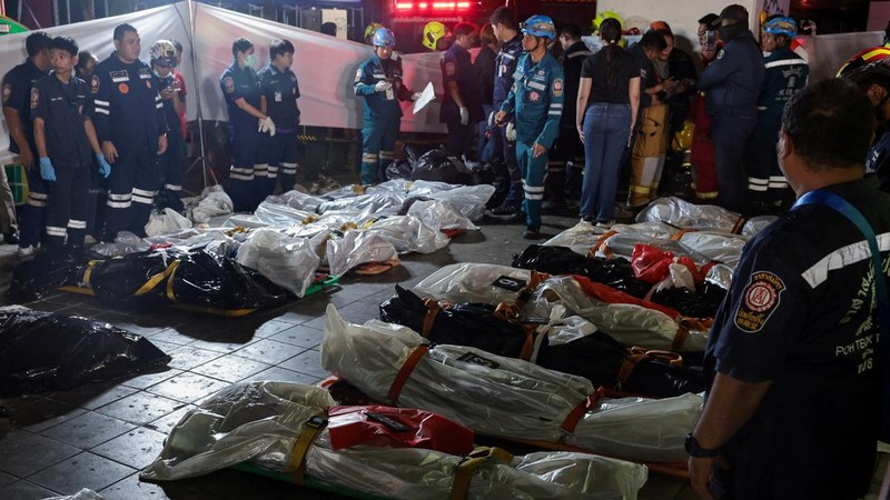 Sebanyak 27 orang tewas dalam kebakaran besar di sebuah bar di Bangkok, Thailand, pada Minggu (12/7/2026) malam waktu setempat. Selain puluhan korban tewas, puluhan orang lainnya juga terluka. (via REUTERS/BANGKOK RESCUE WORKERS GROUP)