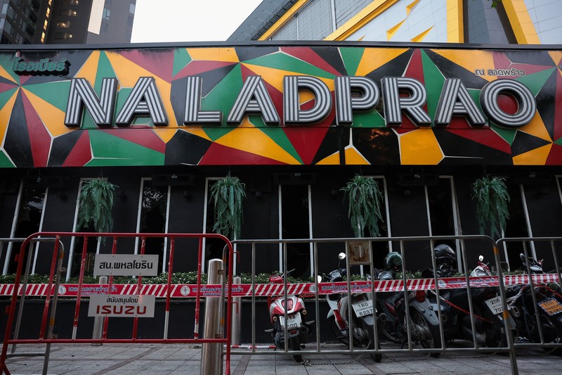 Sebanyak 27 orang tewas dalam kebakaran besar di sebuah bar di Bangkok, Thailand, pada Minggu (12/7/2026) malam waktu setempat. Selain puluhan korban tewas, puluhan orang lainnya juga terluka. (via REUTERS/BANGKOK RESCUE WORKERS GROUP)