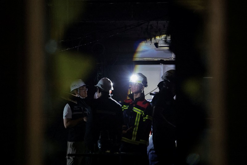 Sebanyak 27 orang tewas dalam kebakaran besar di sebuah bar di Bangkok, Thailand, pada Minggu (12/7/2026) malam waktu setempat. Selain puluhan korban tewas, puluhan orang lainnya juga terluka. (via REUTERS/BANGKOK RESCUE WORKERS GROUP)
