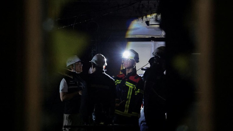 Sebanyak 27 orang tewas dalam kebakaran besar di sebuah bar di Bangkok, Thailand, pada Minggu (12/7/2026) malam waktu setempat. Selain puluhan korban tewas, puluhan orang lainnya juga terluka. (via REUTERS/BANGKOK RESCUE WORKERS GROUP)
