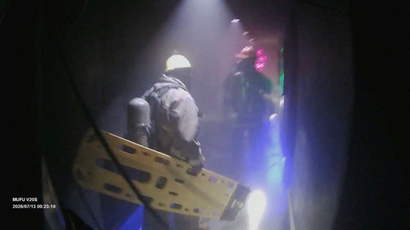 Sebanyak 27 orang tewas dalam kebakaran besar di sebuah bar di Bangkok, Thailand, pada Minggu (12/7/2026) malam waktu setempat. Selain puluhan korban tewas, puluhan orang lainnya juga terluka. (via REUTERS/BANGKOK RESCUE WORKERS GROUP)