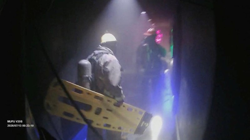 Sebanyak 27 orang tewas dalam kebakaran besar di sebuah bar di Bangkok, Thailand, pada Minggu (12/7/2026) malam waktu setempat. Selain puluhan korban tewas, puluhan orang lainnya juga terluka. (via REUTERS/BANGKOK RESCUE WORKERS GROUP)