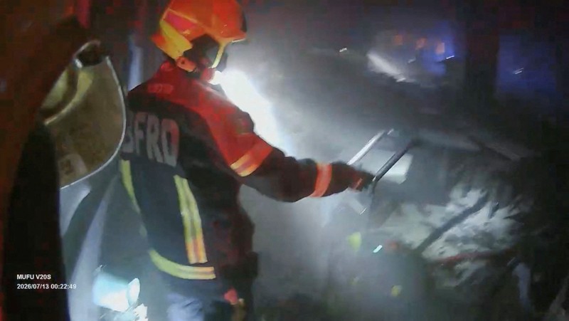 Sebanyak 27 orang tewas dalam kebakaran besar di sebuah bar di Bangkok, Thailand, pada Minggu (12/7/2026) malam waktu setempat. Selain puluhan korban tewas, puluhan orang lainnya juga terluka. (via REUTERS/BANGKOK RESCUE WORKERS GROUP)