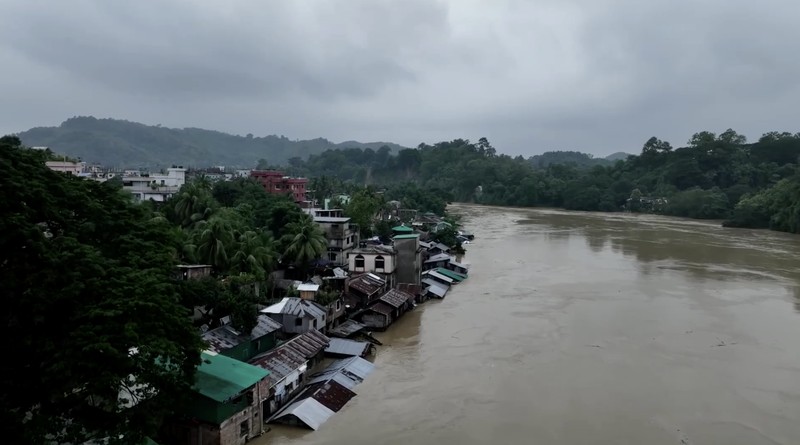 Sedikitnya 51 orang dilaporkan tewas akibat banjir dan tanah longsor yang melanda wilayah tenggara Bangladesh setelah hujan monsun deras mengguyur kawasan tersebut selama beberapa hari. (Tangkapan Layar Video Reuters/)