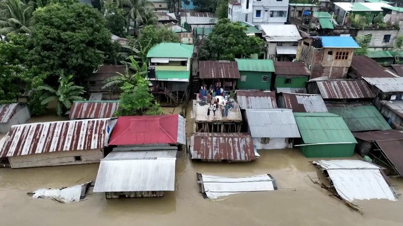 Sedikitnya 51 orang dilaporkan tewas akibat banjir dan tanah longsor yang melanda wilayah tenggara Bangladesh setelah hujan monsun deras mengguyur kawasan tersebut selama beberapa hari. (Tangkapan Layar Video Reuters/)