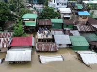 Sedikitnya 51 orang dilaporkan tewas akibat banjir dan tanah longsor yang melanda wilayah tenggara Bangladesh setelah hujan monsun deras mengguyur kawasan tersebut selama beberapa hari. (Tangkapan Layar Video Reuters/)