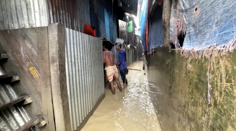 Sedikitnya 51 orang dilaporkan tewas akibat banjir dan tanah longsor yang melanda wilayah tenggara Bangladesh setelah hujan monsun deras mengguyur kawasan tersebut selama beberapa hari. (Tangkapan Layar Video Reuters/)