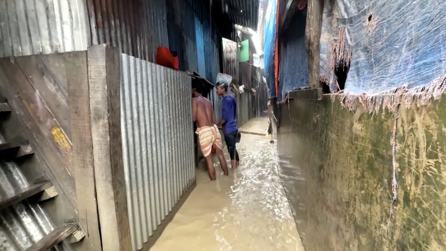 Sedikitnya 51 orang dilaporkan tewas akibat banjir dan tanah longsor yang melanda wilayah tenggara Bangladesh setelah hujan monsun deras mengguyur kawasan tersebut selama beberapa hari.