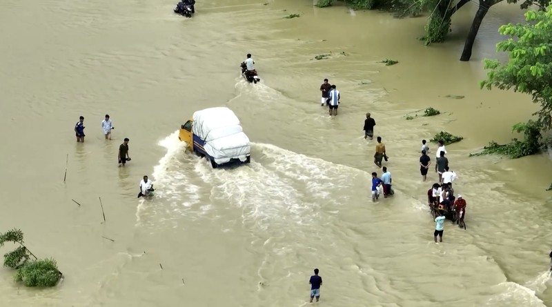 Sedikitnya 51 orang dilaporkan tewas akibat banjir dan tanah longsor yang melanda wilayah tenggara Bangladesh setelah hujan monsun deras mengguyur kawasan tersebut selama beberapa hari. (Tangkapan Layar Video Reuters/)